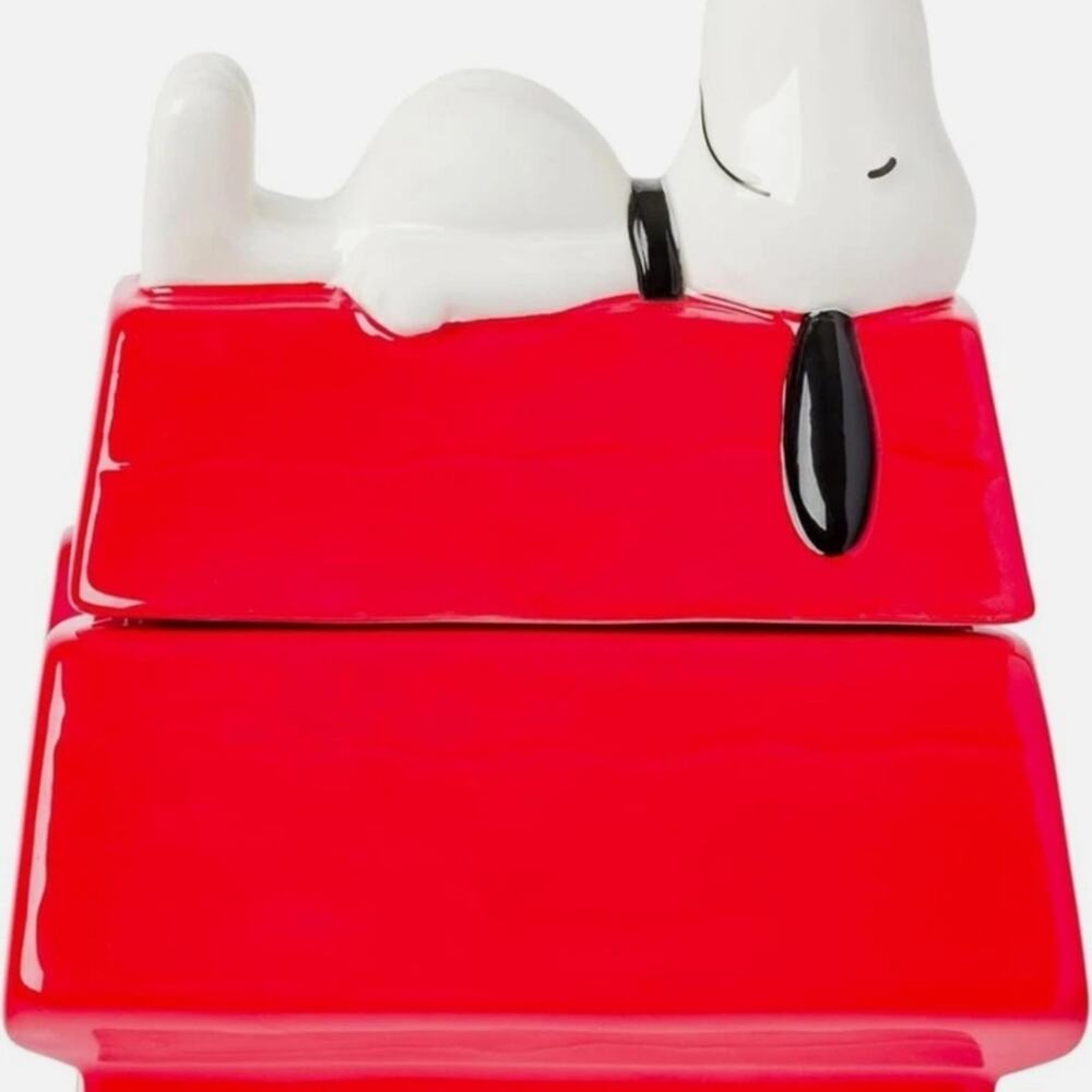 Peanuts Snoopy Doghouse Cookie Jar NEW
